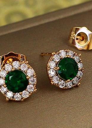 Серьги гвоздики xuping jewelry зеленый камень в ободке из фианитов 9 мм золотистые