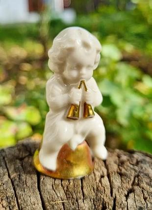 Антикарна невелика скульптура чудового путті.