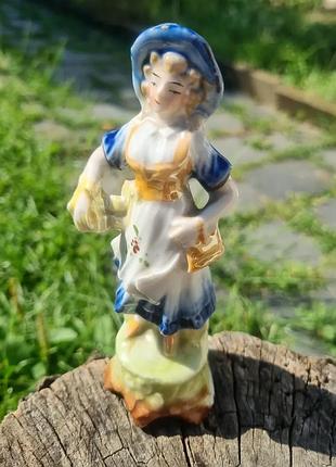 Старовинна статуетка, дівчинка.