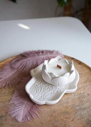 Cоевая свеча с эфирными аромамаслами в гипсовом кашпо лотос с подставкой рука фатимы tropical forest