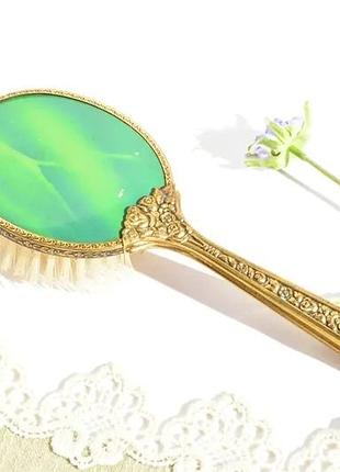 Розкішна вінтажна щітка для волосся з вишуканим ажурним візерунком.
