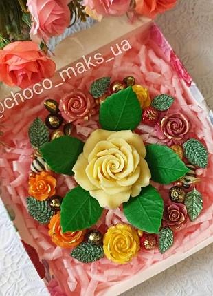 Шоколадный подарочный набор букет цветы розы фигурки из клубничного молочного шоколада с орехами и ягодами
