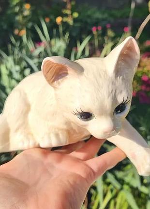 Невероятный милый котик, прекрасно украсит книжную или каминную полку, стол или витрину. германия.