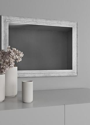Зеркало в белой раме прямоугольные 82х62 в коридор, навесное красивое зеркало с патиной серебра стильное