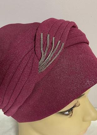 Шапка чалма демисезонная складки-драпировка с цепочками малиновый