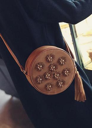 Женская круглая сумочка с цветами коричневый