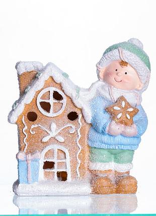 Новогодняя фигурка малыш с пряничным домиком с подсветкой 16 см – керамический праздничный декор