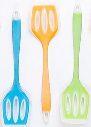 Силиконовая лопатка цельная с прорезями 29 х 8 см