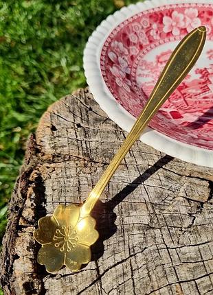 Чайна ложка у вигляді ніжної квітки у чудовому стані.