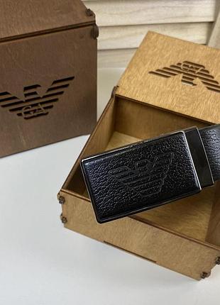 Мужской кожаный ремень пряжка зажим в стиле армани armani черный с тиснением