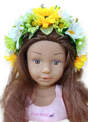 Венок на голове с цветами в украинском стиле. ручная работа