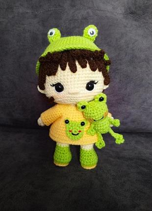Мягкая игрушка пупс в костюме лягушки