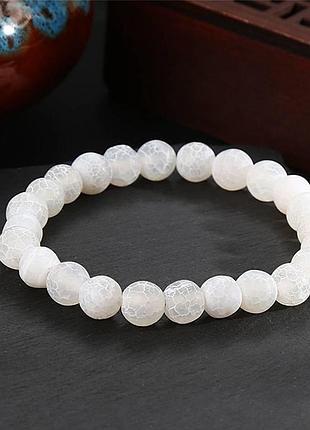 Браслет из натурального белого морозного агата. диаметр камня 8 мм.