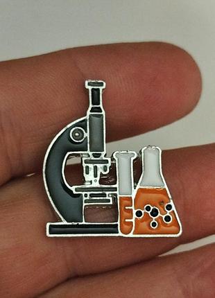 Медицинская брошь брошка значок металл медицина микроскоп пробирка колба