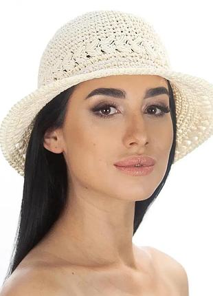 Жіночий капелюх із невеликими крисами прикрашений плетеним джгутом кольору молочний кремовий