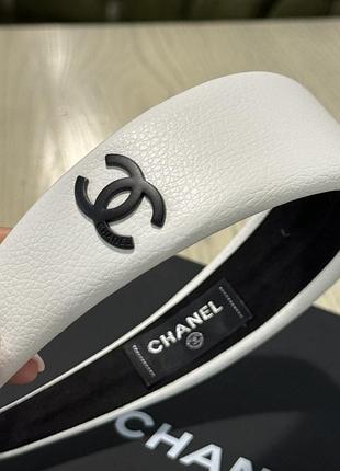 Обруч для волос с логотипом белый кожаный