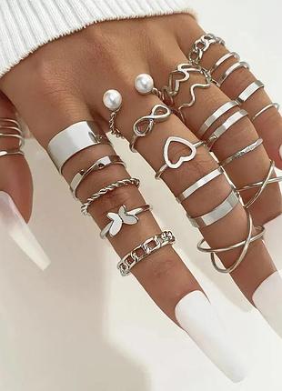 Комплект з 22 сріблястих каблучок