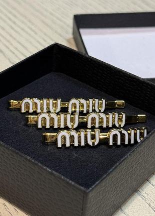 Заколка для волос miu miu в позолоте с логотипом в белом цвете