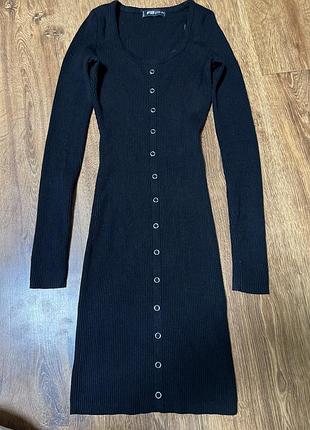 Чорне плаття в обтяжку