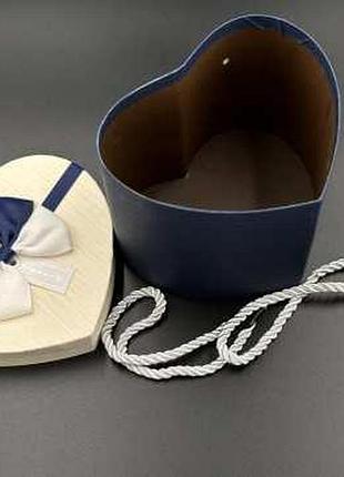 Коробка подарункова з ручками і бантиком. серце. колір білий-синій. 15х12х12см. / коробка подарункова з ручками і бантиком. серце.