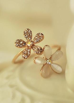 Регульоване кільце з опаловою подвійною квіткою ромашки