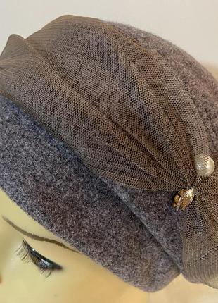 Объёмные кашемировые береты на ножке с вуалью из сетки какао