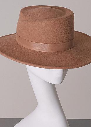 Женская фетровая шляпа мужского стиля поля 7 см цвет под заказ тёмно-бежевый
