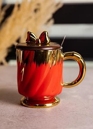 Чашка порцелянова ribbon 450 мл червона з кришкою та ложкою — стильний подарунок та зручне використання