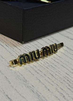 Заколка для волос miu miu в позолоте с логотипом в черном цвете