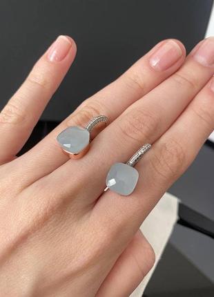 Помелато/pomellato сережки посрібнення з одним квадратним каменем блакитного кольору, дрібними цирконами по колу