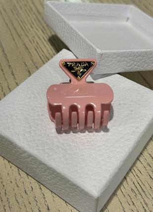 Крабик для волос прада металический розовый с вставкой-названием