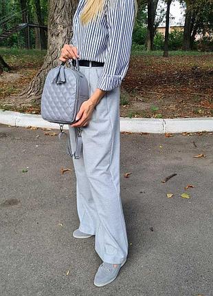 Симпатичний невеликий рюкзак-сумка з фактурної шкіри з пензликами сірий