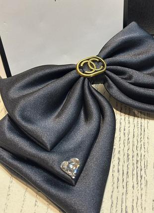 Заколка-бант для волос шанс черная с логотипом и камнями-сердечками