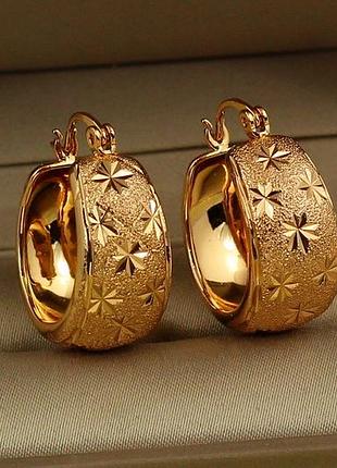 Серьги кольца хuping jewelry широкие шагреневые со звездочками 2,5 см золотистые