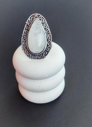 Кільце з натуральним місячним каменем в сріблі. кільце адуляр крапля . розмір 17,5. індія.