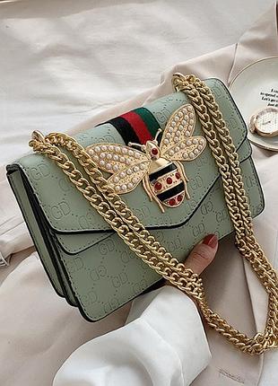 Жіноча сумка крос-боді з екошкіри на ланцюжку з брошкою бджола різні кольори м'ятний