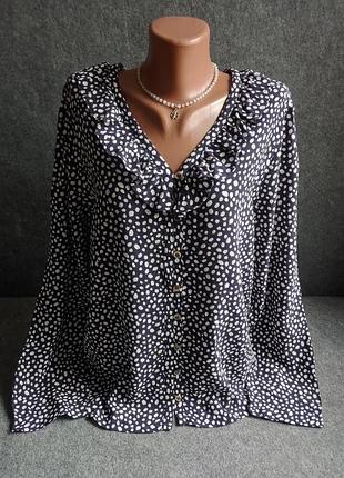 Свободная эффектная блуза с воланом из вискозы черного цвета с белый горох 48 размера