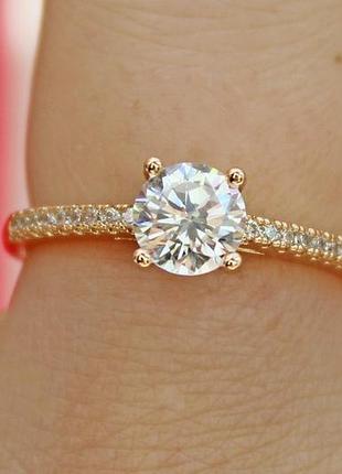 Кольцо xuping jewelry тонкое белый фианит 6 мм по бокам мелкие фианиты р 19 золотистое