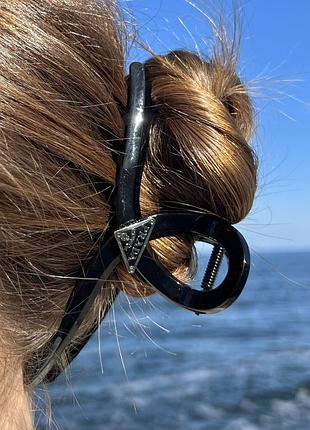 Крабик для волос прада в черном цвете с логотипом