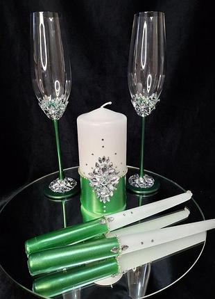Набор свадебные бокалы и свечи в изумрудном (зеленом) цвете.