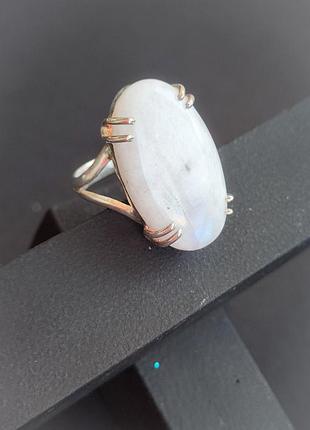 Кільце з натуральним місячним каменем. кільце овал адуляр в сріблі . розмір 17,8. індія.