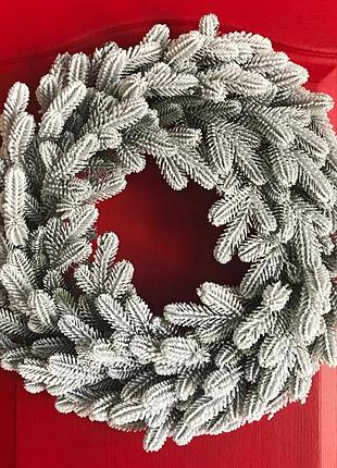 Венок хвойный рождественский traditional литой d-50 см заснеженный