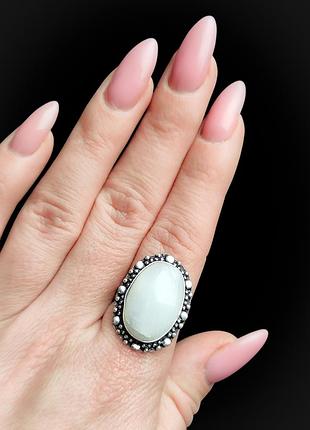 Кільце з натуральним місячним каменем. кільце овал адуляр в сріблі . розмір 18. індія.