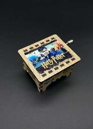 Дитяча музична скринька шарманка гаррі поттер з мелодією harry potter 6х5см світле дерево / дитяча музична