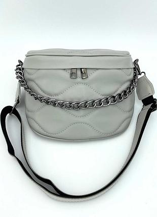 Женская стёганая сумка бананка из эко кожи пудра с цепочкой пеги серый