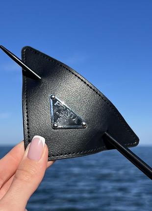 Шпилька для волосся паличка прада в чорному кольорі