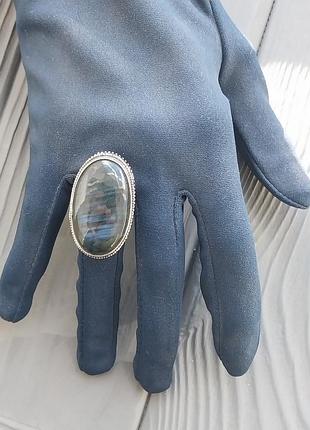 Лабрадор овал. кільце з натуральним лабрадором . лабрадор в сріблі 17 розмір. індія!