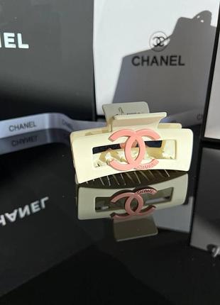 Брендовий пластиковий краб-затискач, колір слонова кістка, логотип рожевий, люкс якість!