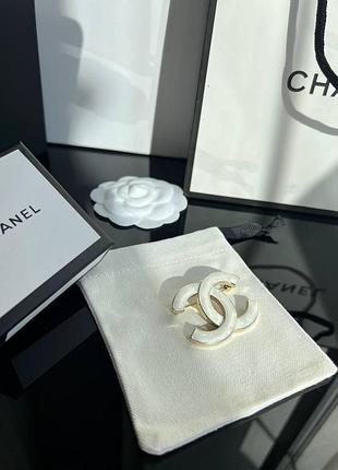 Шанель брошь белая эмаль / брендовая брошь эмаль и позолота 18 к