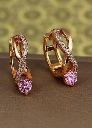 Серьги xuping jewelry бесконечность с розовым камнем 1,6 см золотистые